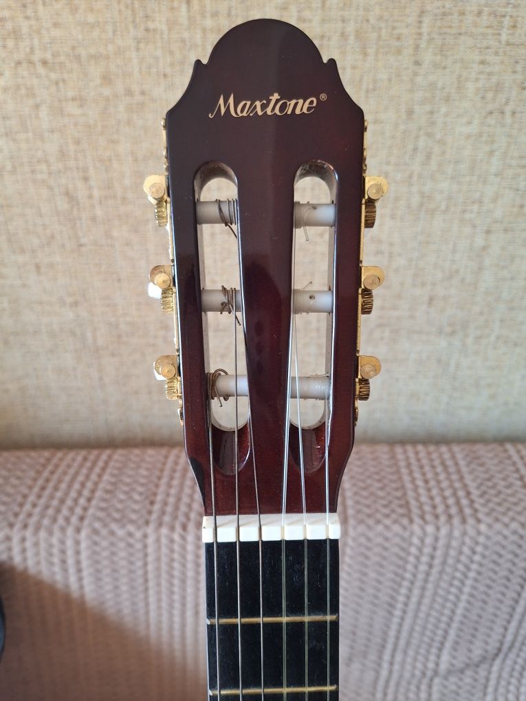 Продам Классическая гитара Maxtone CGC 3910,