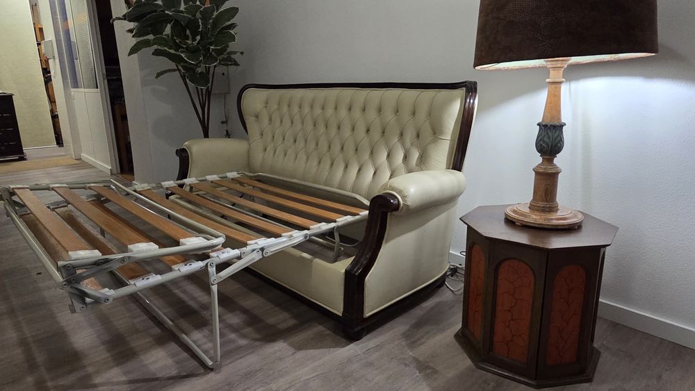 Sofá-cama antigo de pele genuína em bom estado