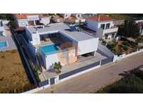 Moradia T2+2 Moderna com Piscina, Garagem e Acabamentos Premium - Q...