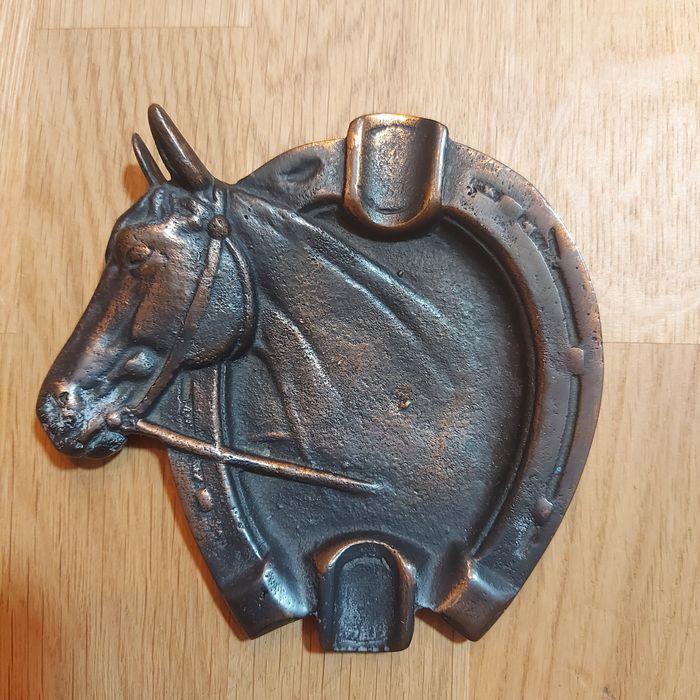 Cinzeiro Antigo com Temática Equestre – Hipismo / Cavalos