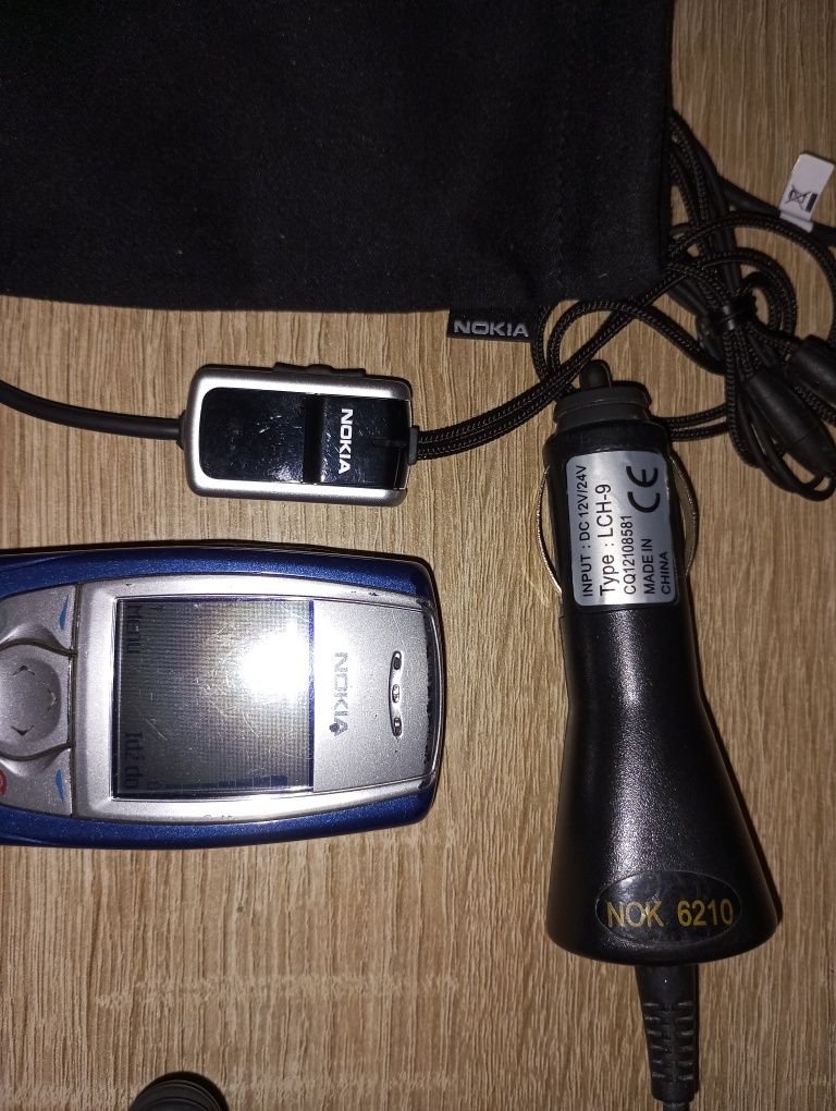 Nokia 6610i, słuchawki, ładowarka samochodowa, etui