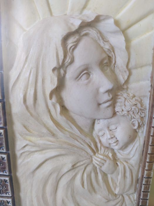 Moldura em pedra-Maria com menino Jesus
