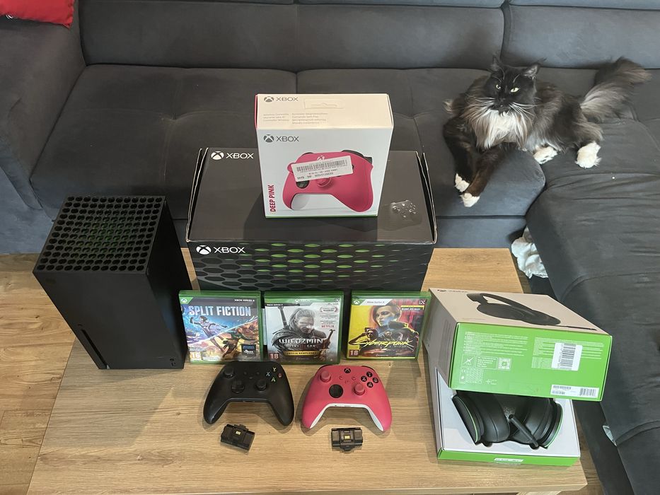 Xbox series X, dwa pady, 3 gry, sluchawki, akumlatory.