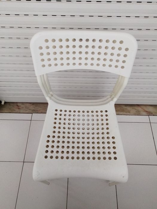 1 Mesa em PVC, 2 Bancos desdobráveis e 3 Cadeiras em PVC