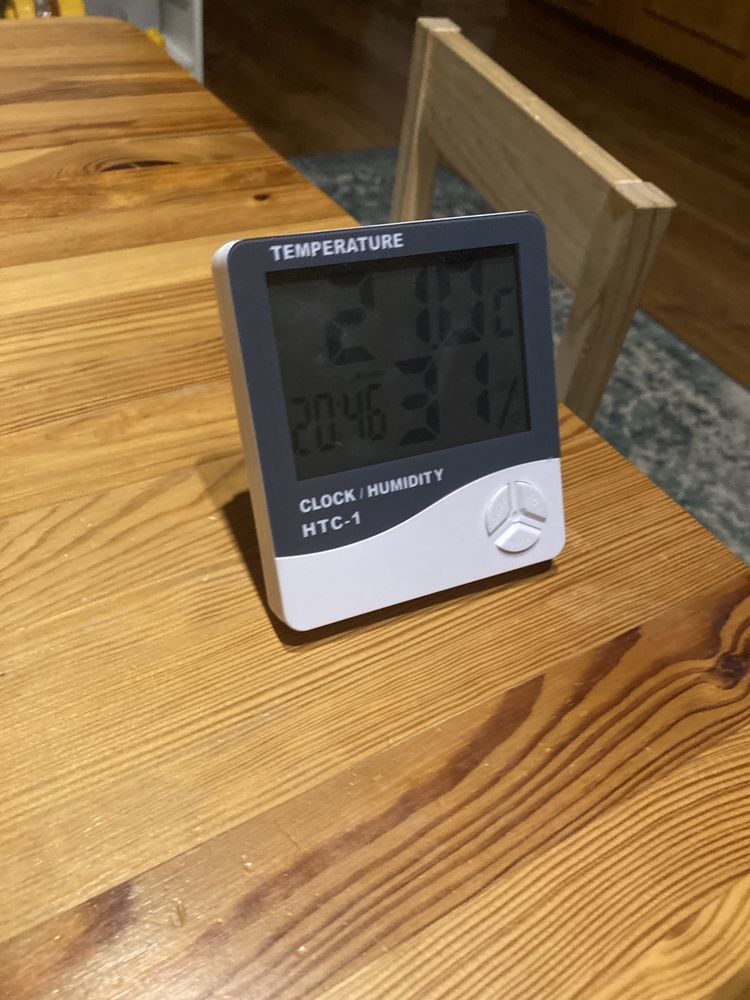 Zegarek elektroniczny z temperatura, wilgotnoscia powietrza i alarmem