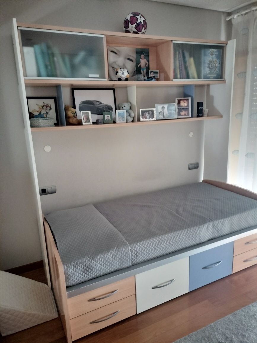 Sala de estar, jantar e quarto solteiro.