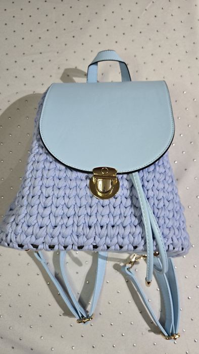 Ręcznie robiony plecak na szydełku.