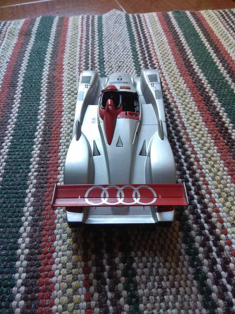 Audi R8 vencedor de Le Mans 2000 1:18