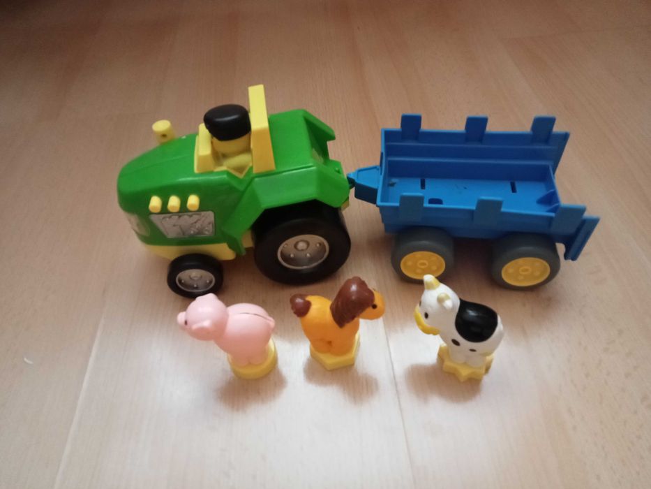 Zabawki autka i traktor że zwierzatkami