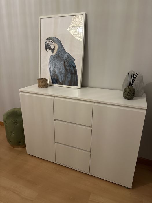 Movel branco com gavetas e prateleiras