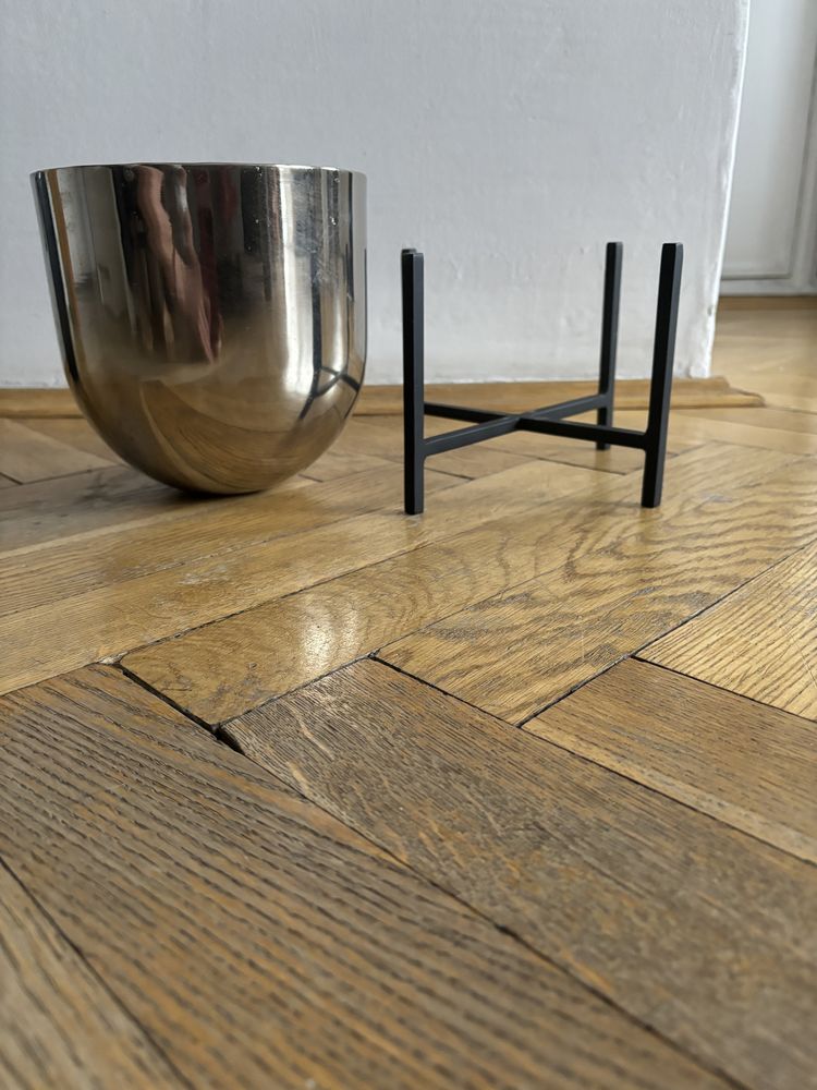 Doniczka srebrna na podeście stojaku H&M Home