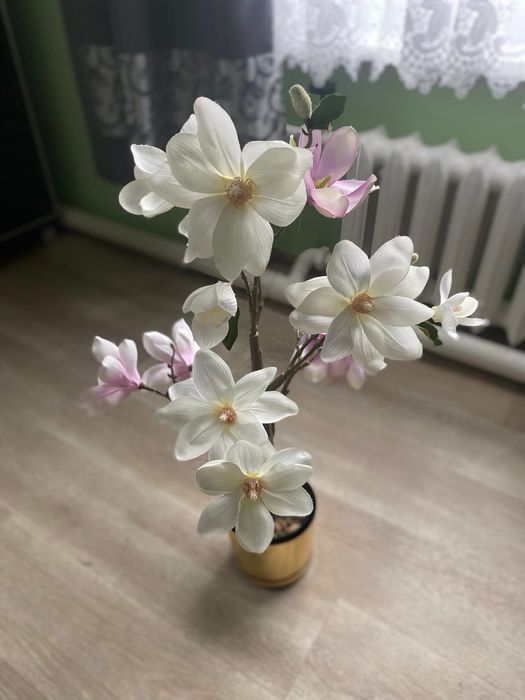 9 sztuk sztucznych magnolii w zlotej donicy
