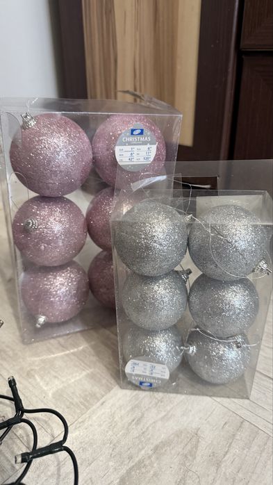 Biała sztuczna choinka z bombkami i lampkami