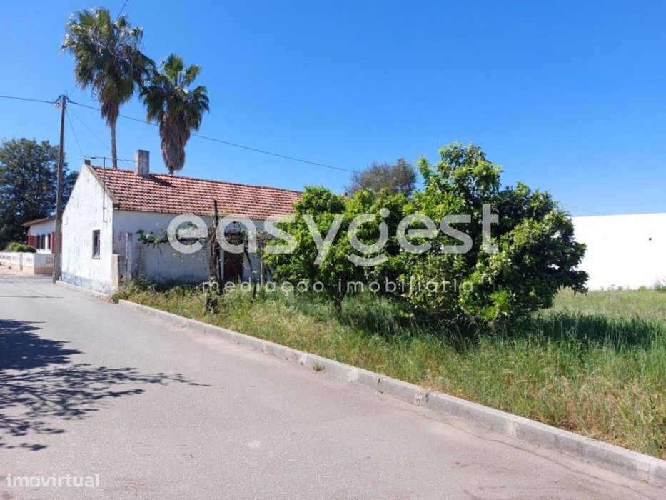 Moradia para recuperar com 2 quartos na aldeia dos Gasparões