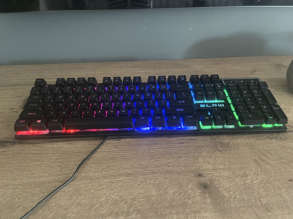 Gamingowy zestaw klawiatury myszy oraz podstawki