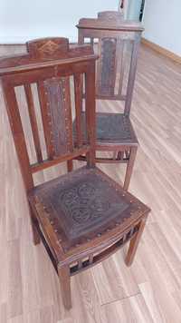 Cadeiras em madeira antigas