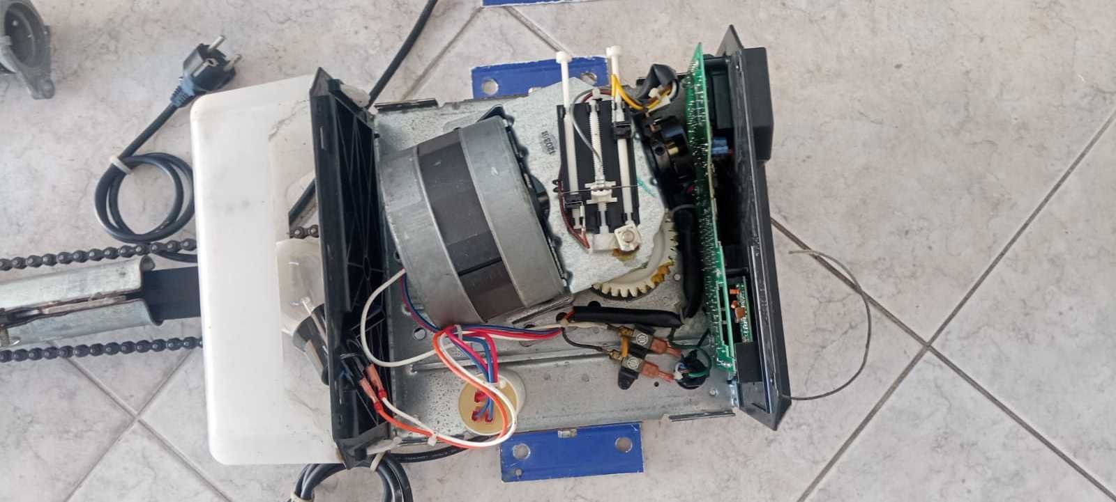 3 Automatismos, Motor LiftMaster para portão de garagem.