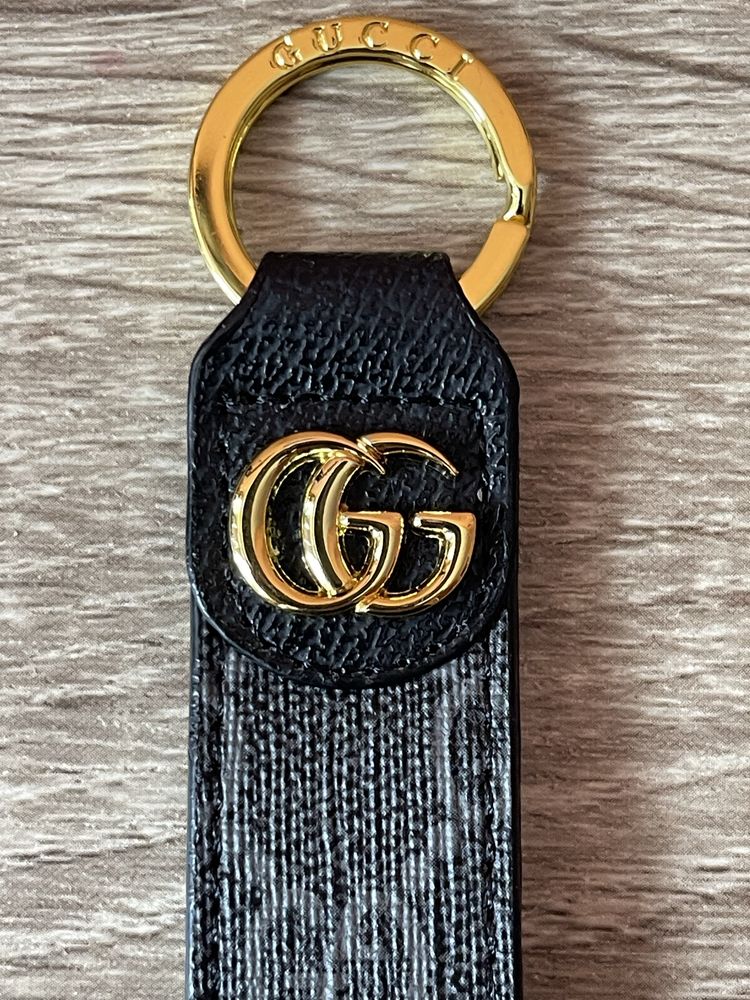 Брелок GUCCI чорного і сірого кольору