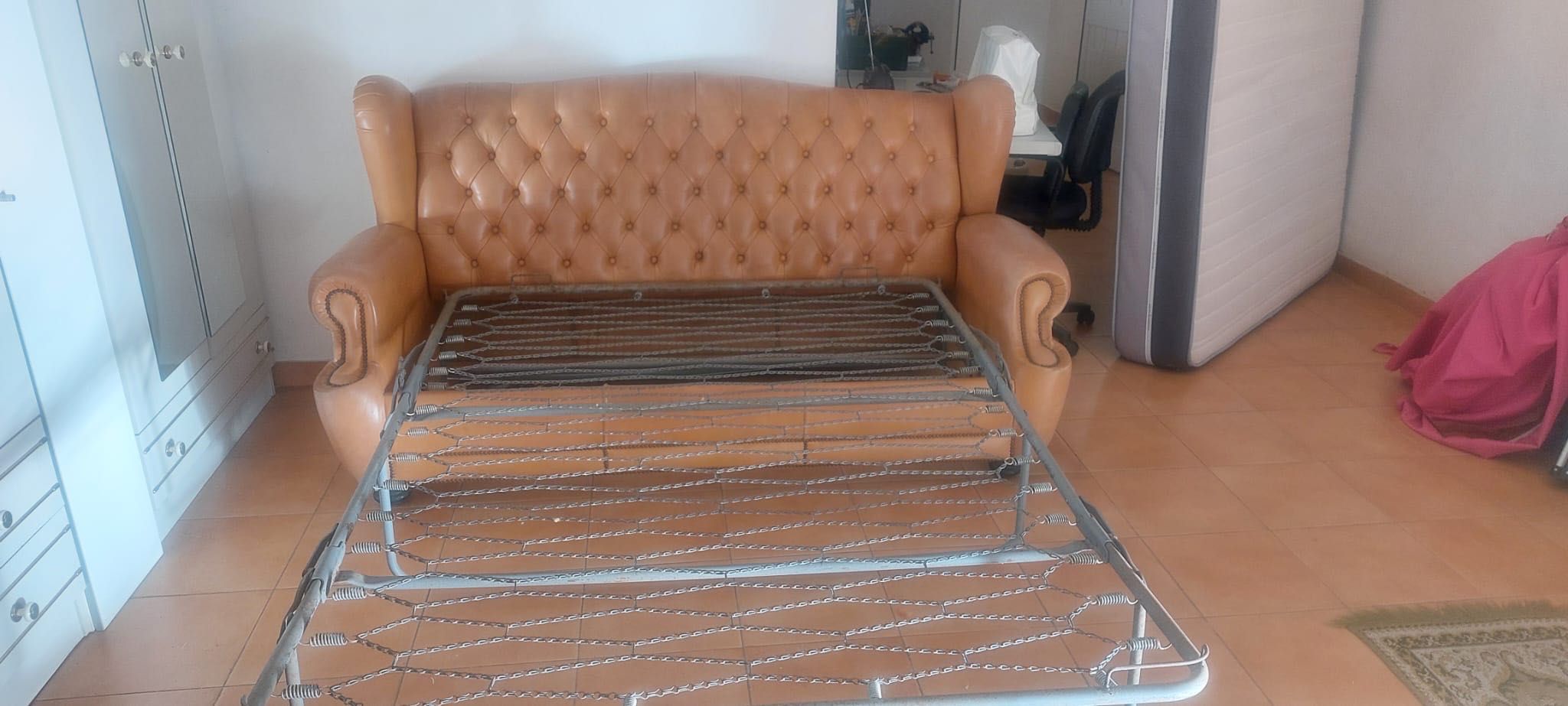 Sofa-cama e mesa vintage