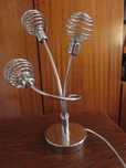 zabawna lampa trzyżarówkowa