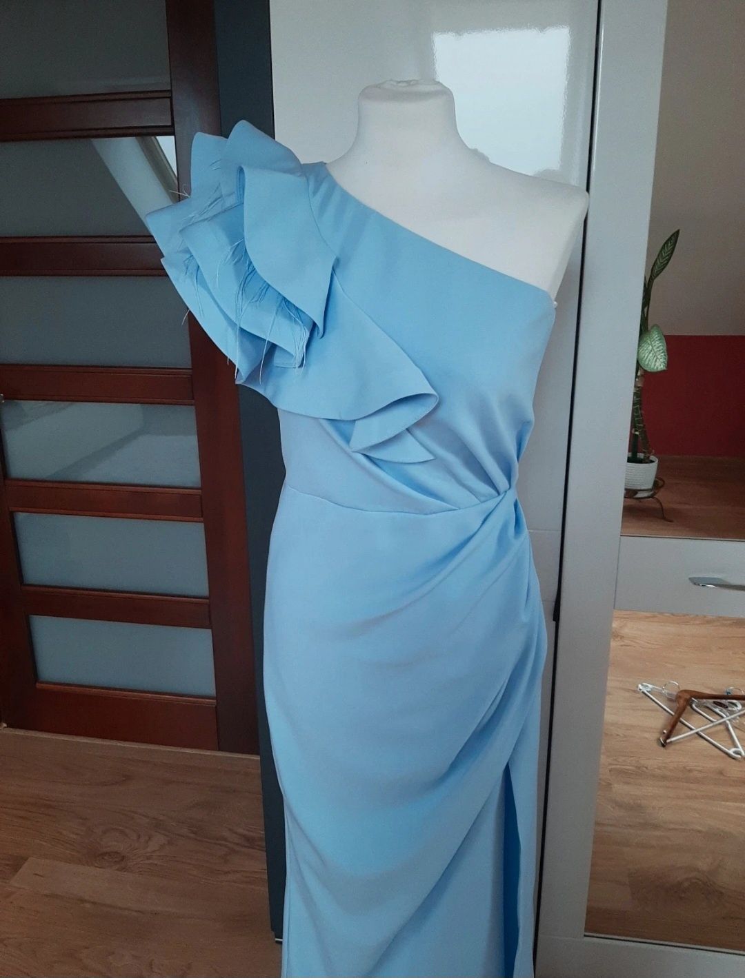 Elegancka sukienka maxi na jedno ramię. Model ozdobiony falbanką i del