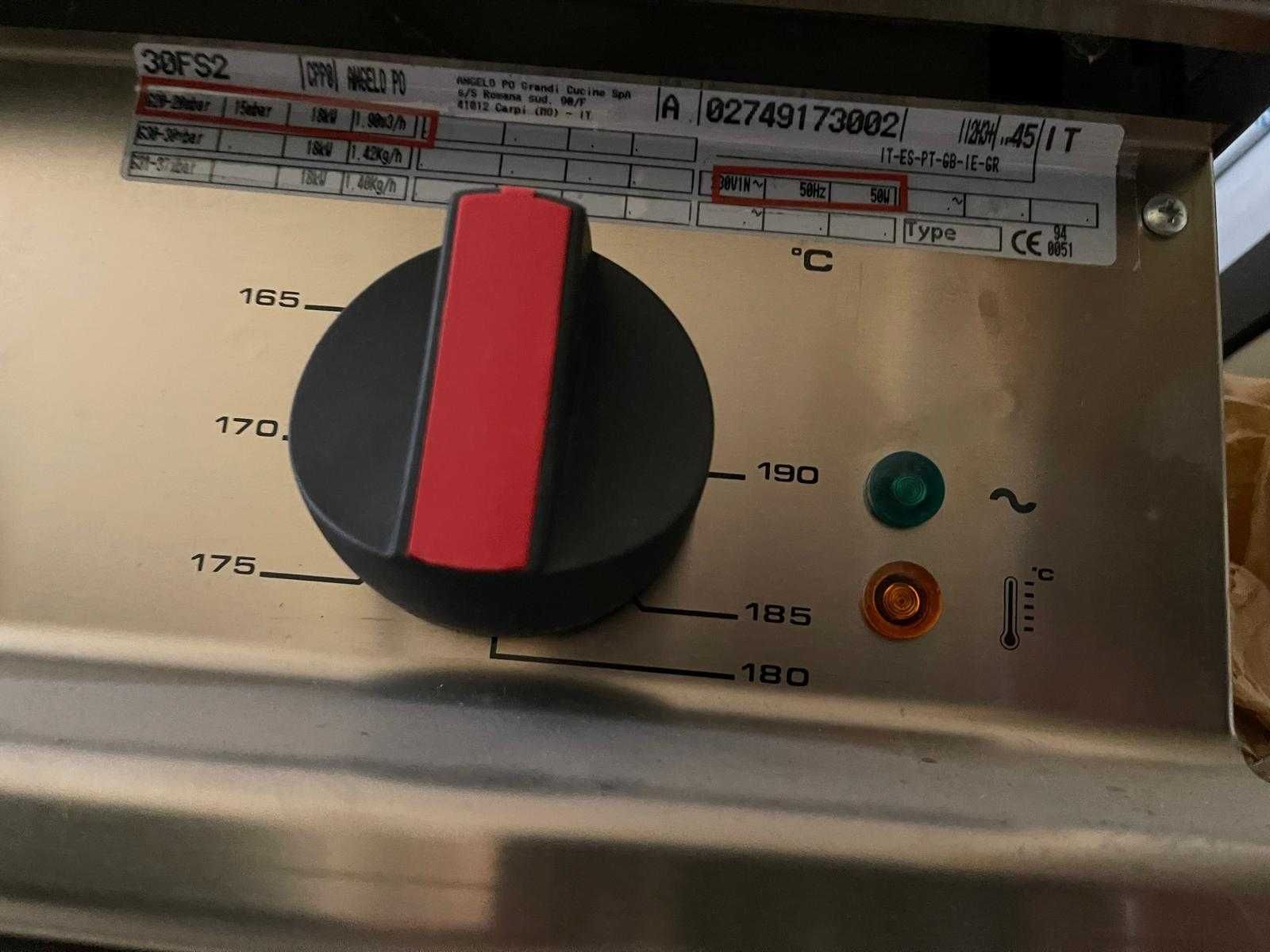 Cozedor de massa  e Grill, ambos a gas.