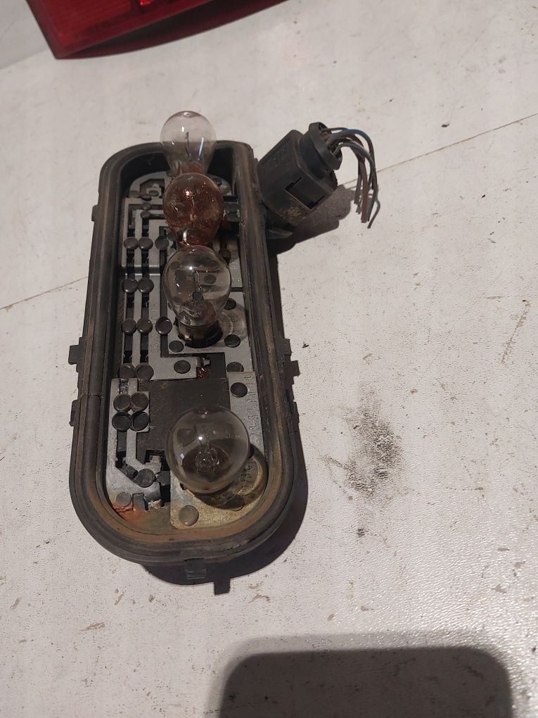 Lewy wkład lampy żarówek oprawa listwa wtyczka audi a4 b6 kombi avant