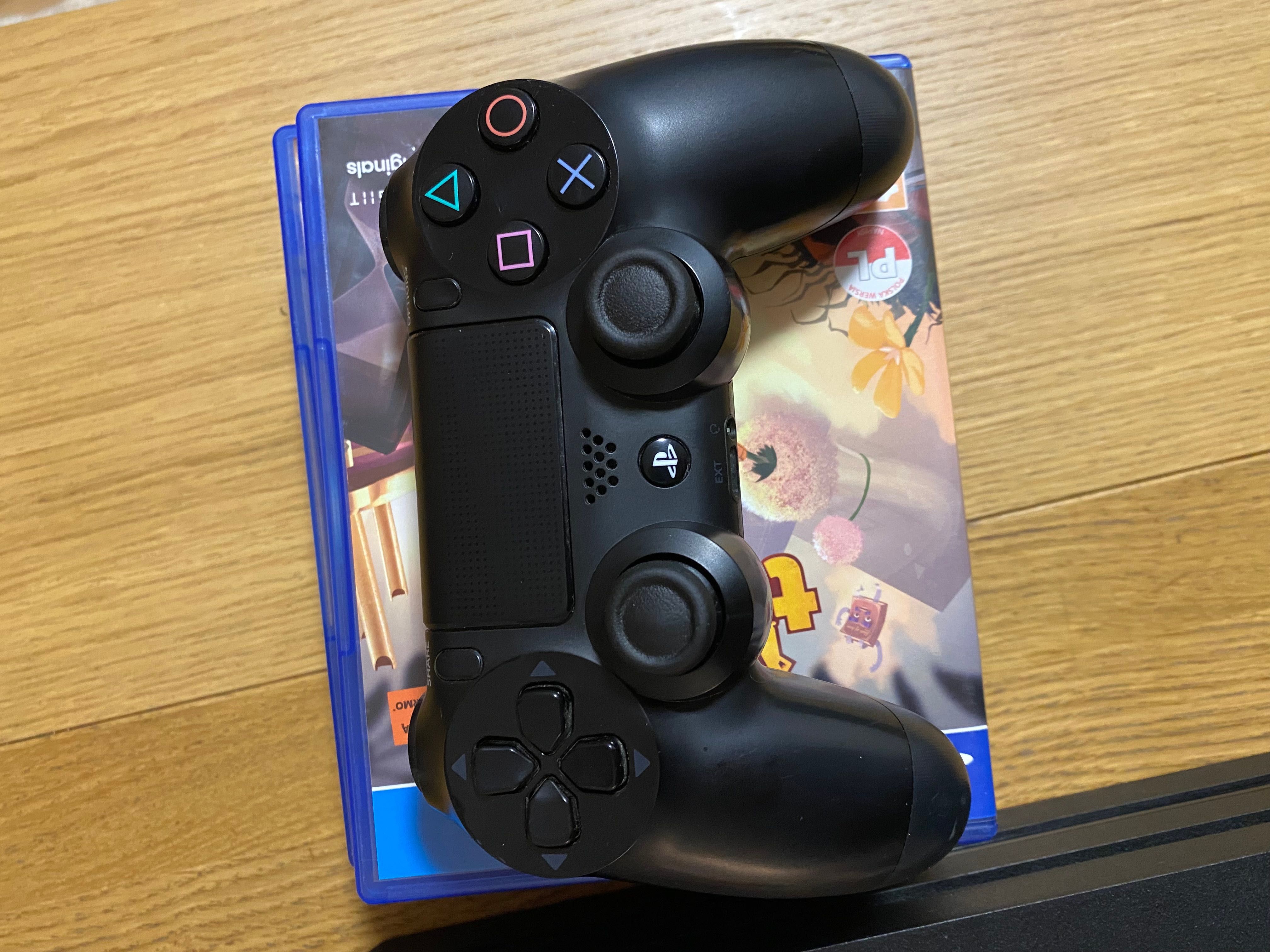 PS4 Pro 1TB z dyskiem SSD + 4 gry + pad + komplet okablowania