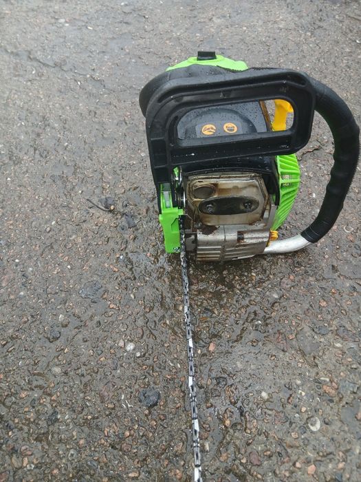 Бензопила с шиной и цепкой