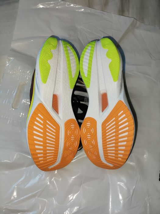 Кросівки Saucony Endorphin Speed 5 — 44 розмір