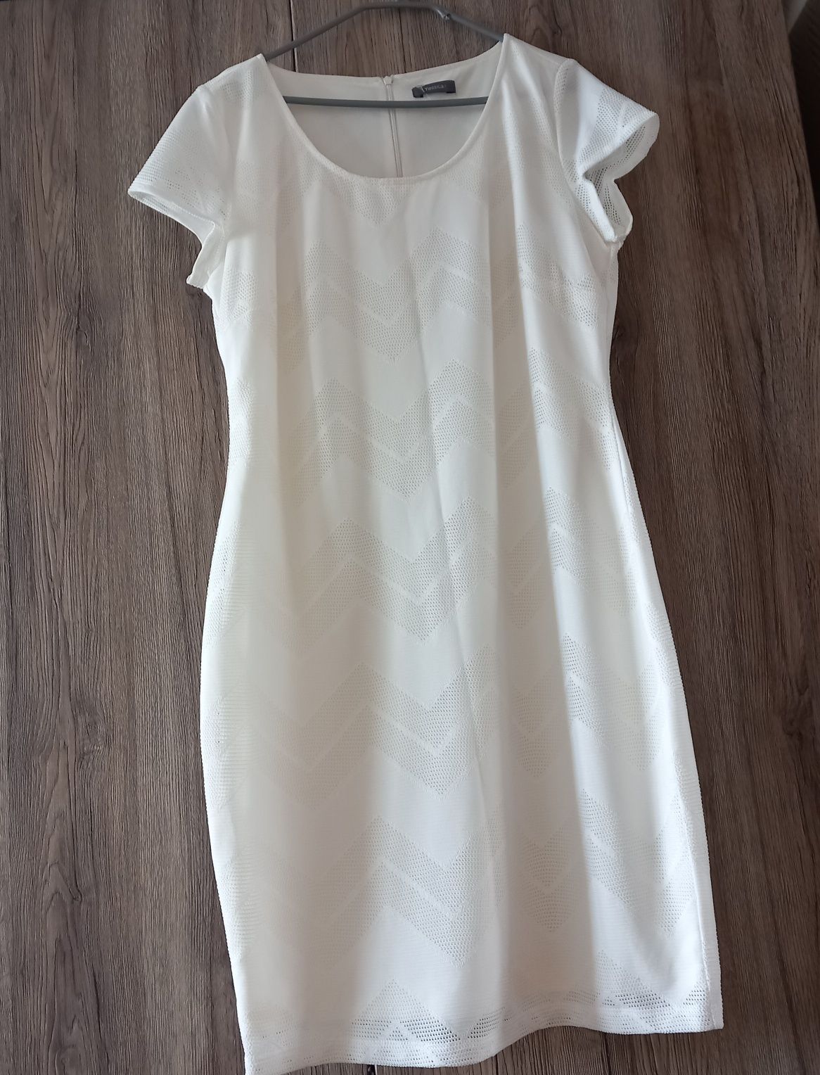 Biała elegancka  sukienka