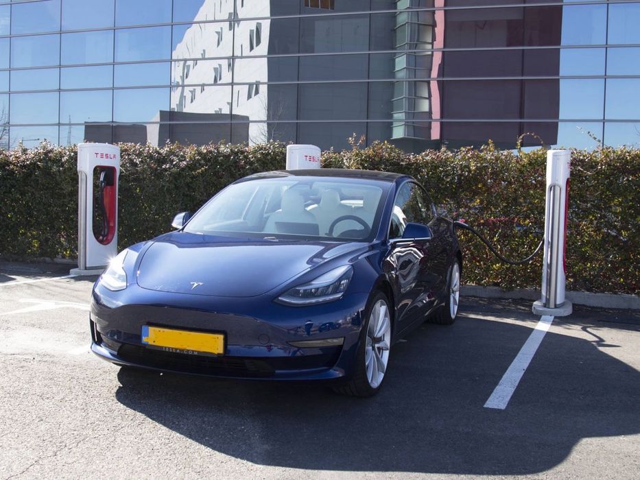 Продам Tesla model 3 , своя . Белый салон