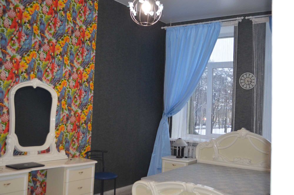 2/4 , 55 м.кв. возле парка Глобы , потолки 4,2м!