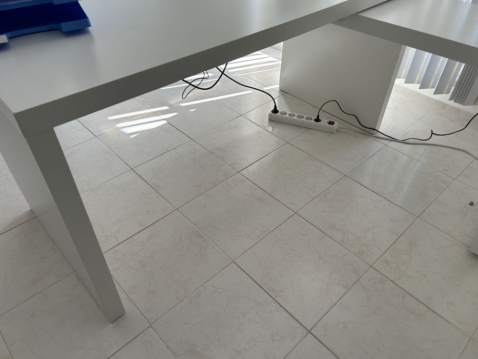 Secretaria em branco em bom estado com pouco uso