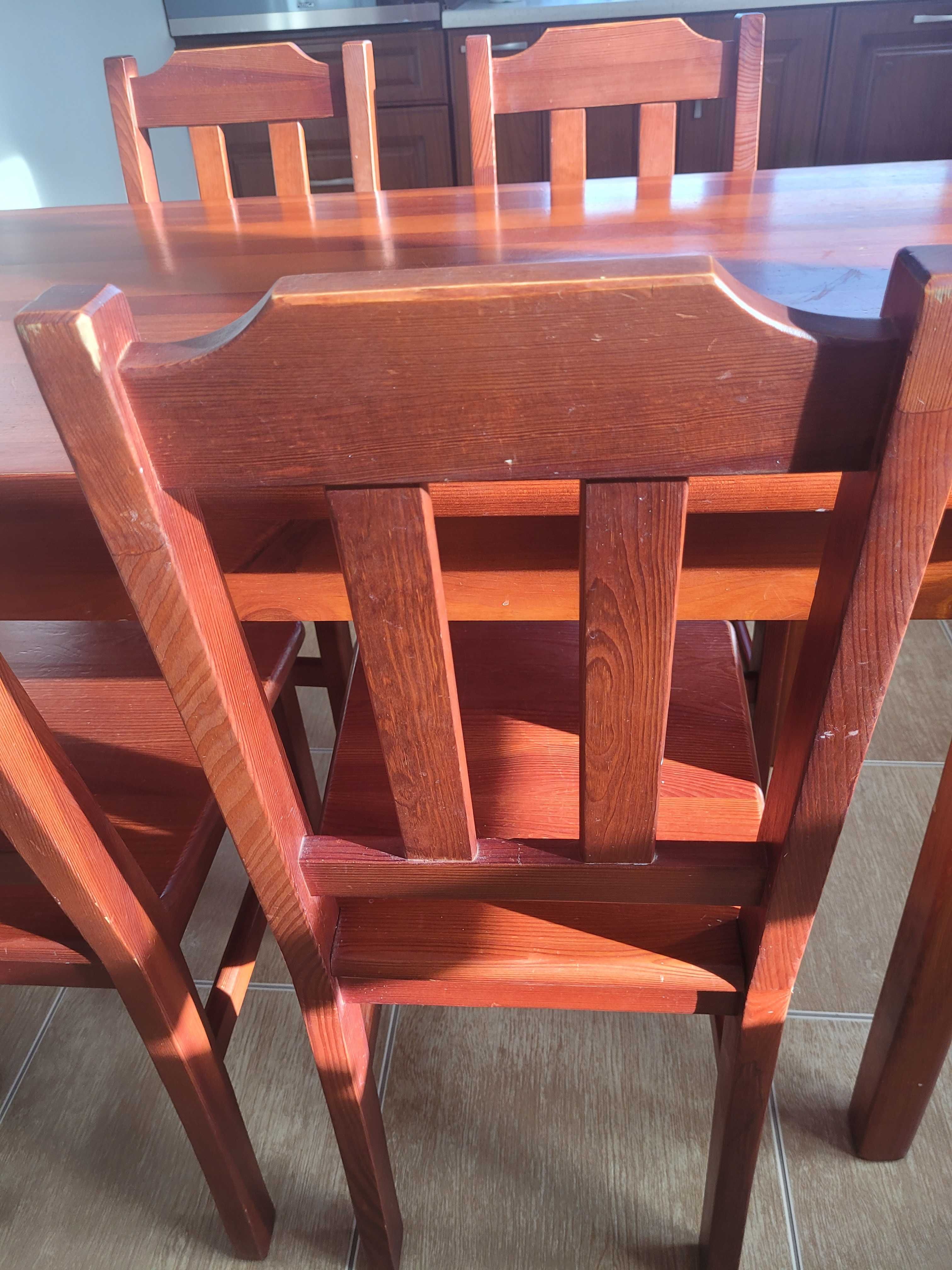 Stół sosnowy z 4 krzesłami i 2 taboretami
