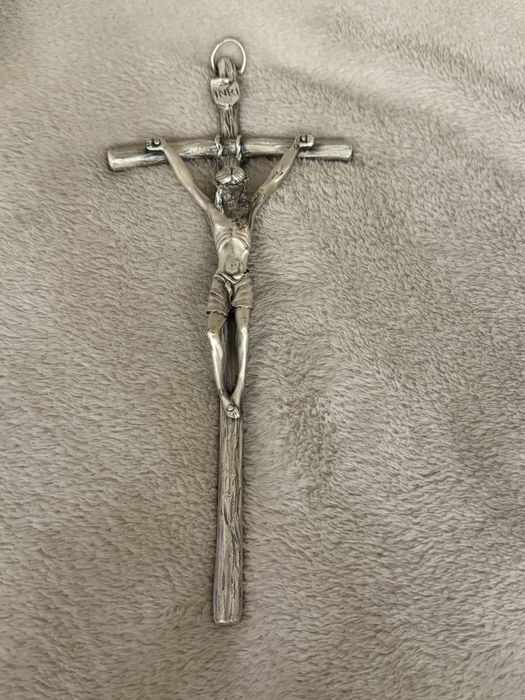 Хрест срібного кольору ручної роботи з Італії та придбаний у Ватикані