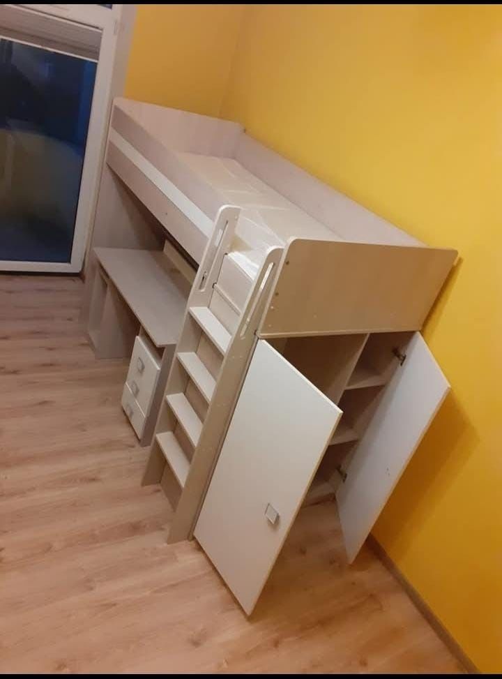 łóżko na piętrze z biurkiem