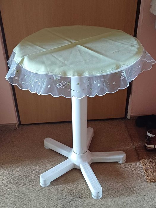 bialy okrągły stolik ogrodowy