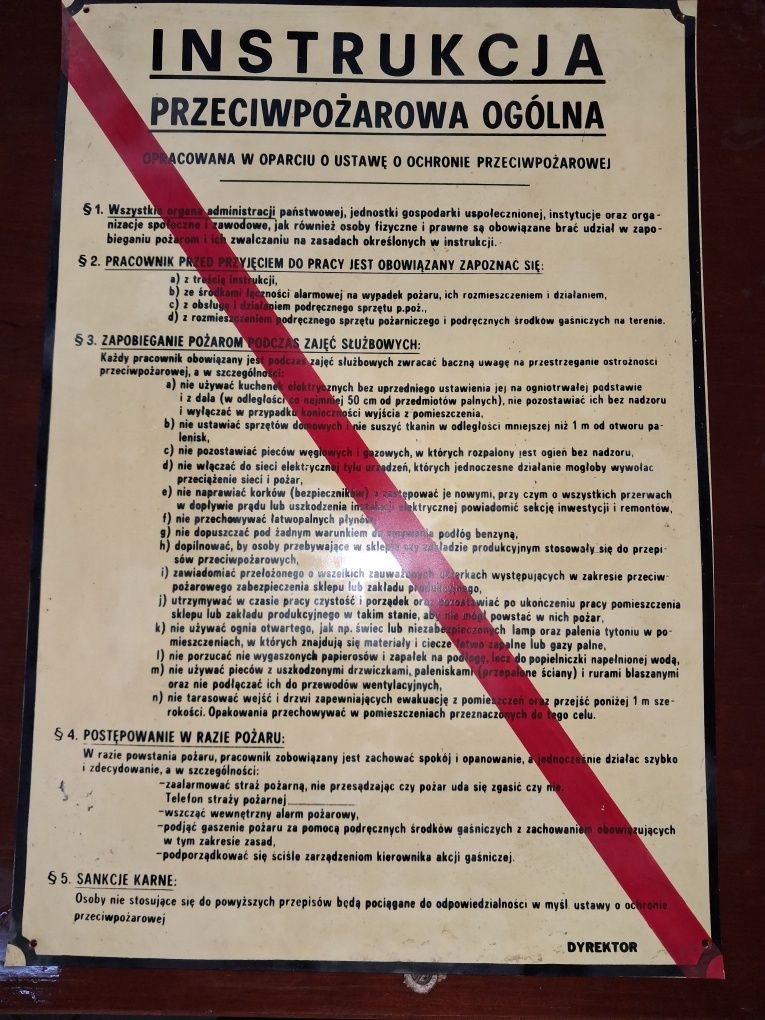 Stara ,sprawna gaśnica, tablice informacyjne