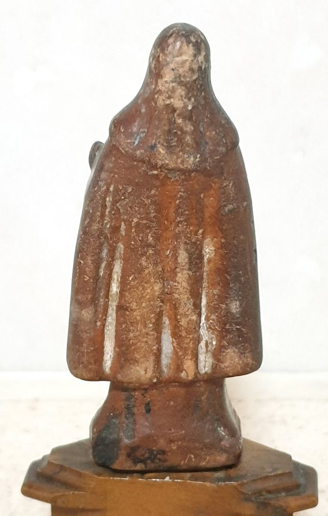 Pequena antiga escultura de Santa em cerâmica