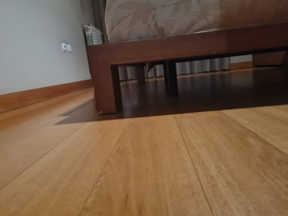 Quarto cama com 2 mesas de cabeceira