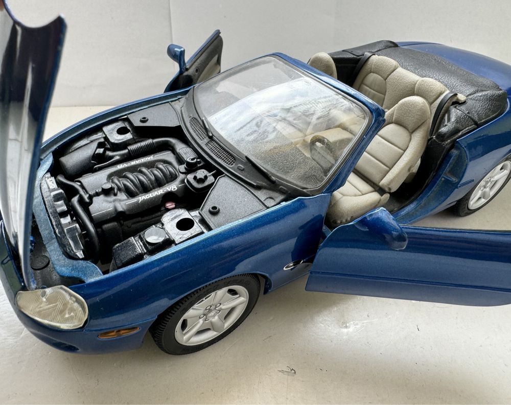 Model samochodu w skali 1:18 Jaguar XK8 Maisto