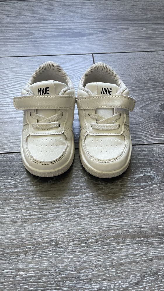 Білі кросівки розмір 19