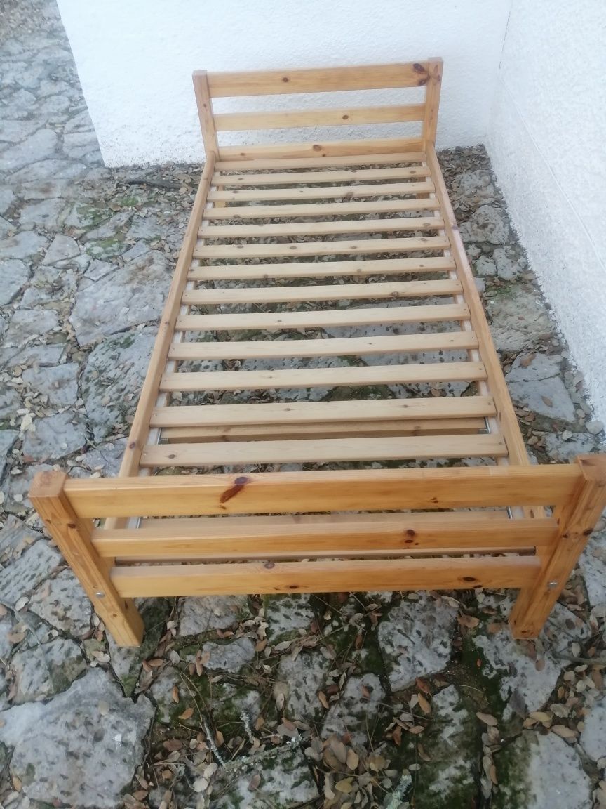 Cama individual 2 metros por 90 centimetros