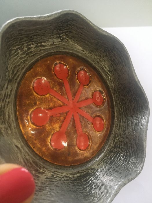 Tacinha de estamho e esmalte antiga