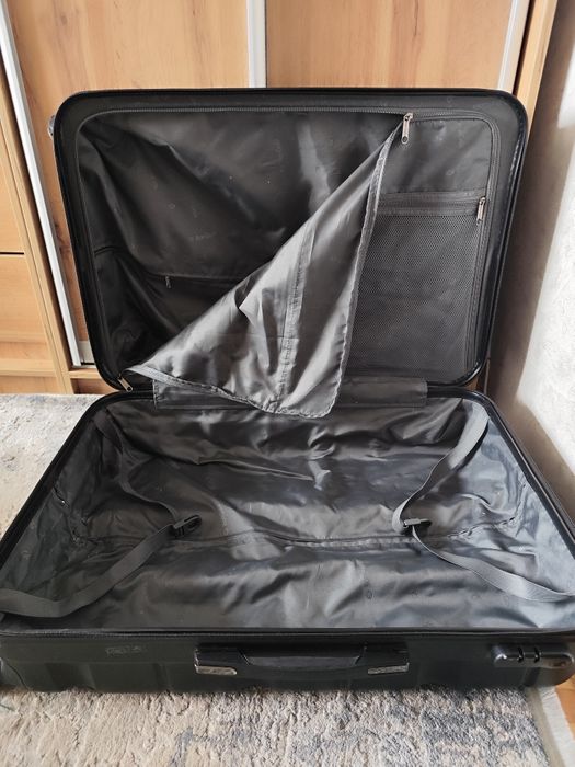 Валіза середнього розміру