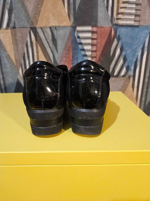 Wsuwane botki na koturnie