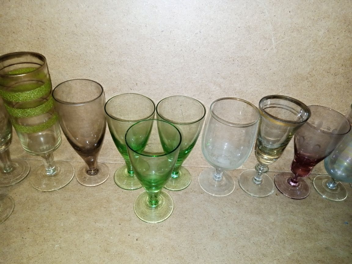 Посуд:Різні скляні склянки,бутлі та інше.