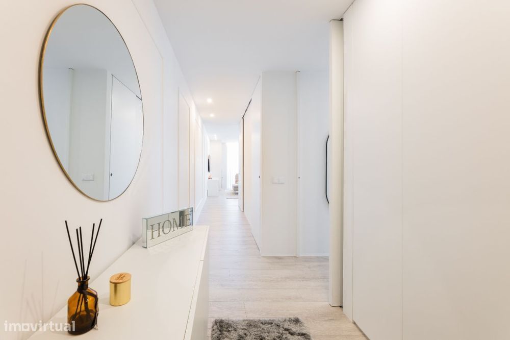 Apartamento T3 semi-novo com Varanda e Garagem Fechada em Real