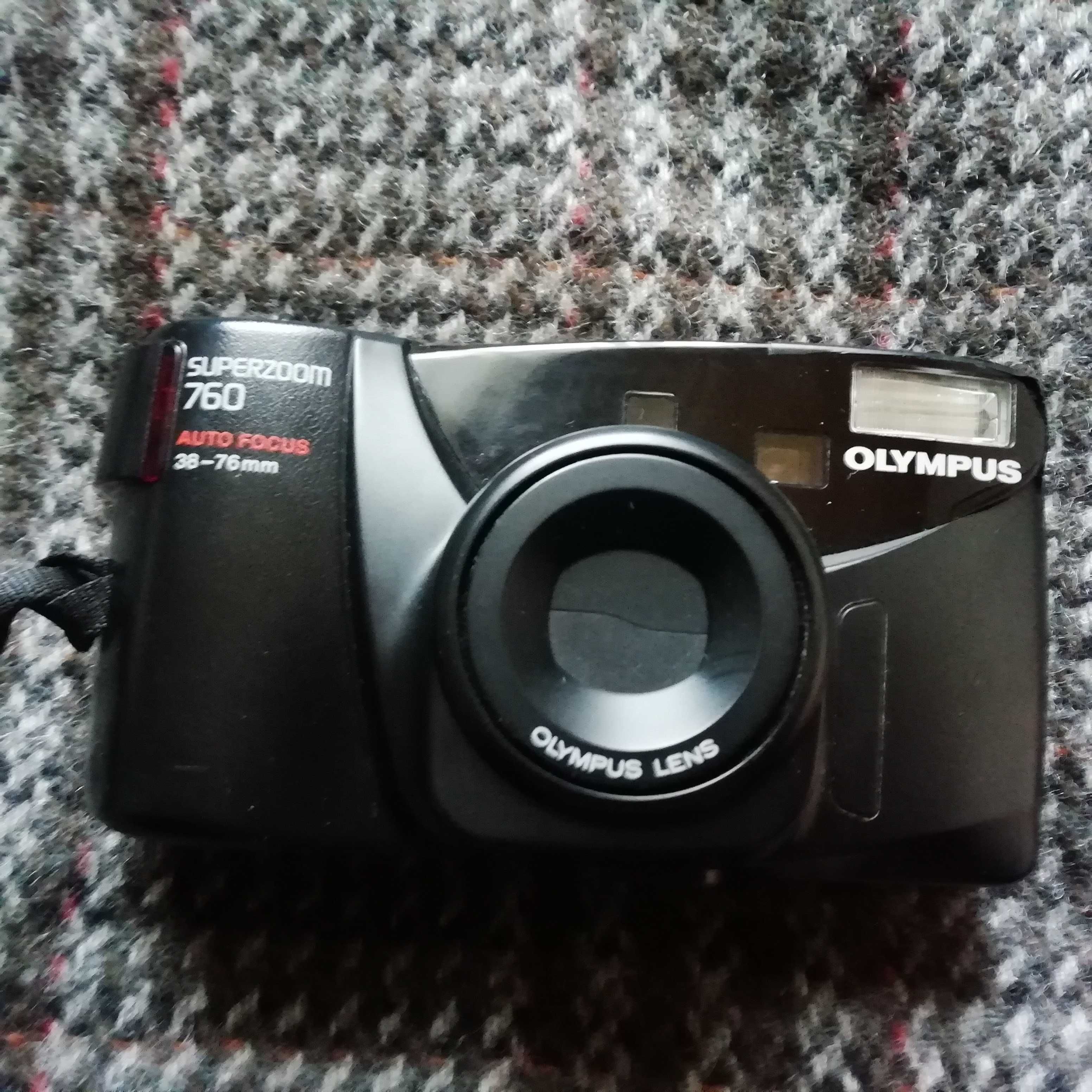 Duas câmaras fotográficas analógicas com zoom automático